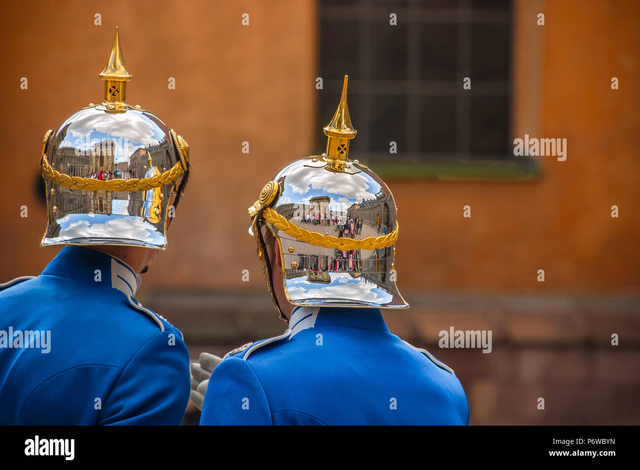 Glänzendes Silber Helme von Schwedens Königliche Garde widerspiegeln, der Königliche Palast in Stockholm Grundstück und die Massen für die zeremonielle Wachablösung gesammelt. Stockfoto
