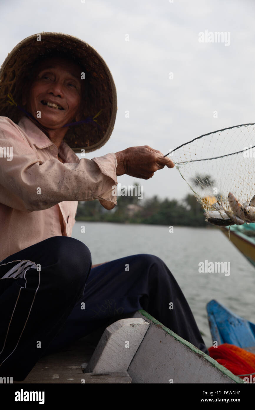 Gerne vietnamesische Fischer mit seinen Fang Stockfoto