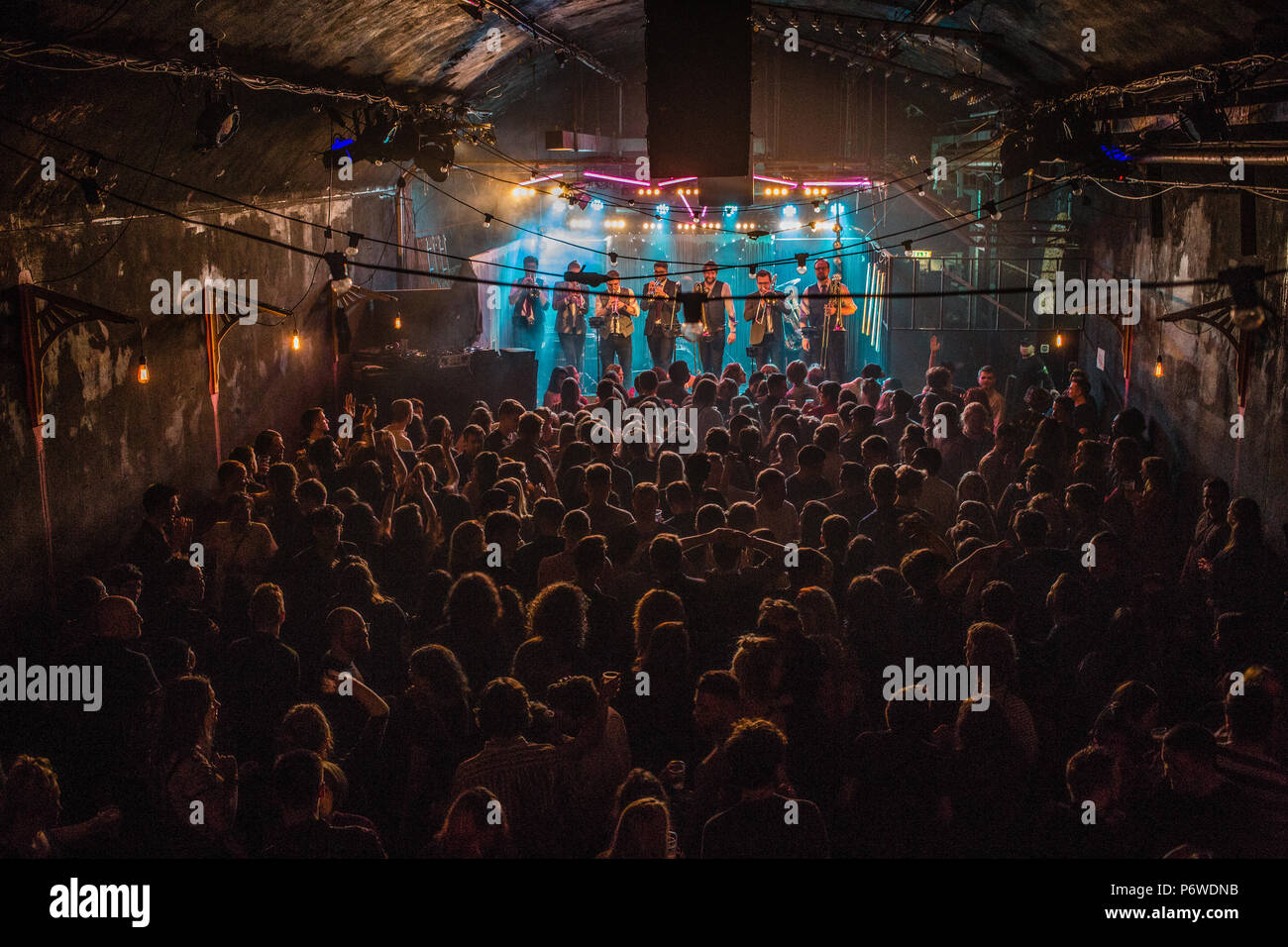 London UK 17 März 2018 Menschen hören und tanzen Sie zu Alt, dreckig Brasstards Band in den Gewölben im Süden Londons Soul Train. Stockfoto