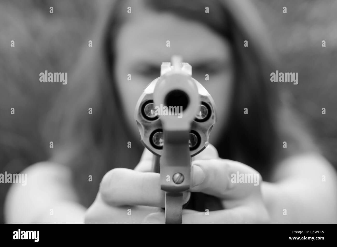 Ein Mädchen einen Revolver geladen mit hohlen Punkt Kugeln in schwarz/weiß gedrehte Streben Stockfoto