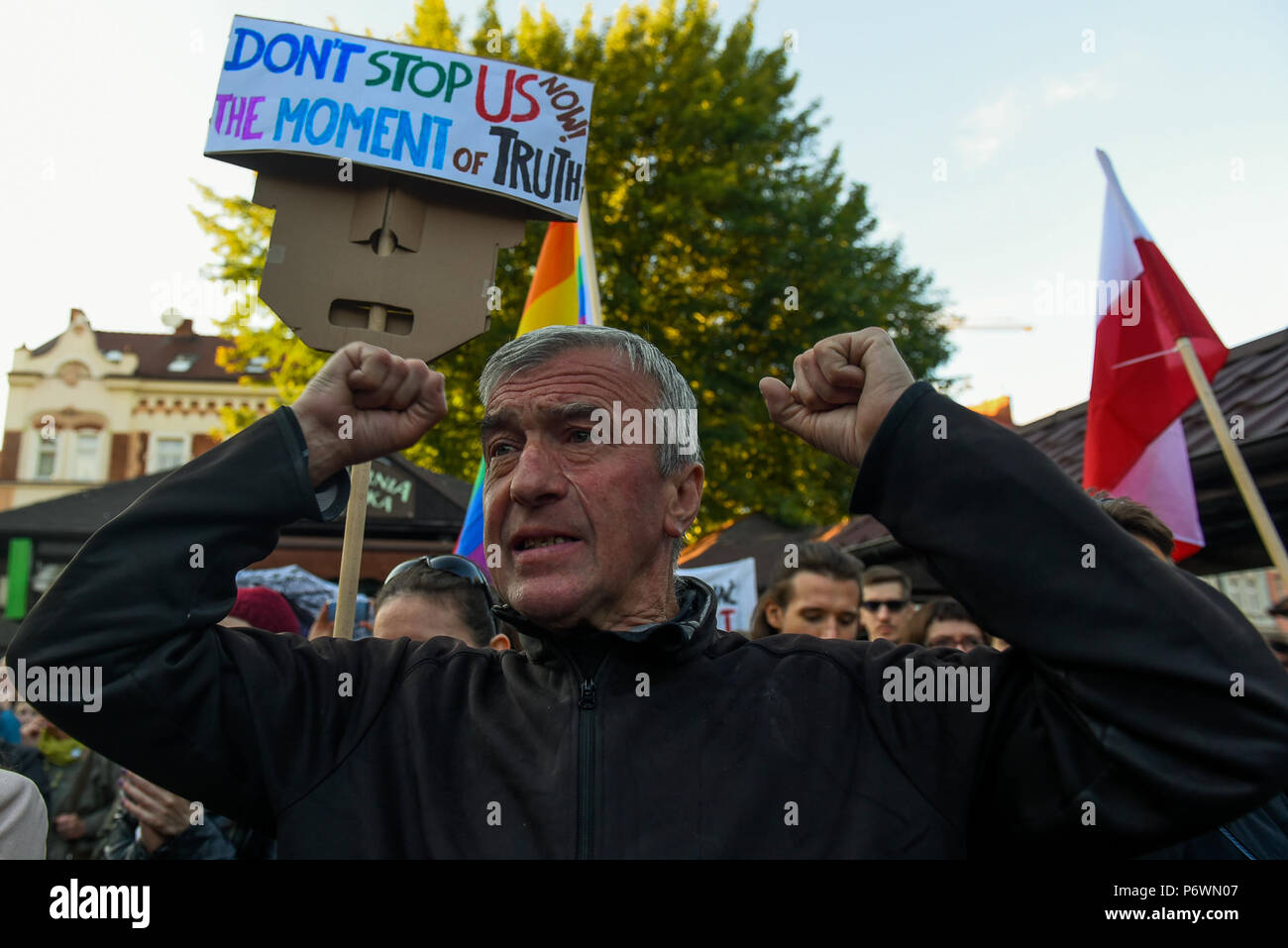 Ein Mann schreit Parolen, wie sie für einen Protest gegen das vorgeschlagene Gesetz Abtreibung in Krakau zu sammeln. Heute, 2. Juli, das polnische Parlament den Entwurf Gesetz über das Verbot der Abtreibung durch die unvermeidliche Mängel des Fötus in den Ausschuss. Stockfoto