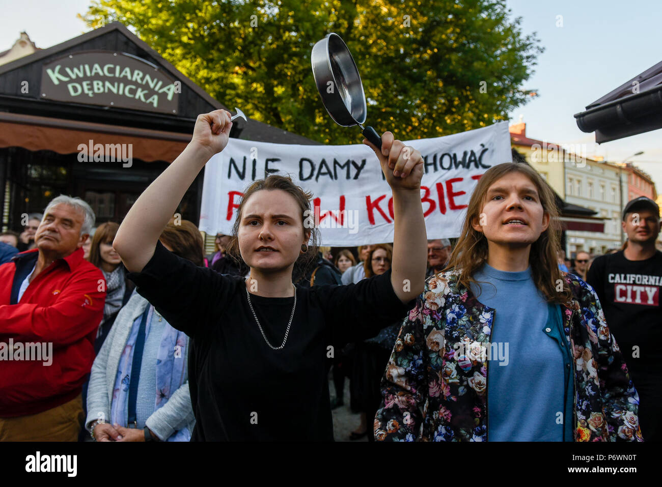 Eine Frau hält einen pan und Shout Slogans, wie sie für einen Protest gegen das vorgeschlagene Gesetz Abtreibung in Krakau zu sammeln. Heute, 2. Juli, das polnische Parlament den Entwurf Gesetz über das Verbot der Abtreibung durch die unvermeidliche Mängel des Fötus in den Ausschuss. Stockfoto