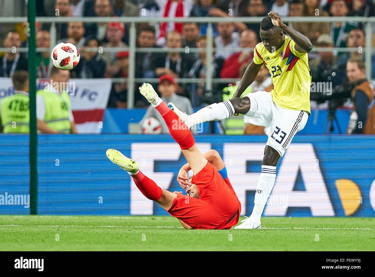 Moskau, Russland. 3. Juli. England - Kolumbien, Fußball, Moskau, Juli 03, 2018 Harry KANE, England 9 konkurrieren um die Kugel, Bekämpfung, Duell, Schneidwerk gegen Davinson Sanchez, Columbia Nr. 23 ENGLAND - KOLUMBIEN FIFA WM 2018 Russland, Saison 2018/2019, Juli 03, 2018 S p a r t a k Stadion in Moskau, Russland. © Peter Schatz/Alamy leben Nachrichten Stockfoto