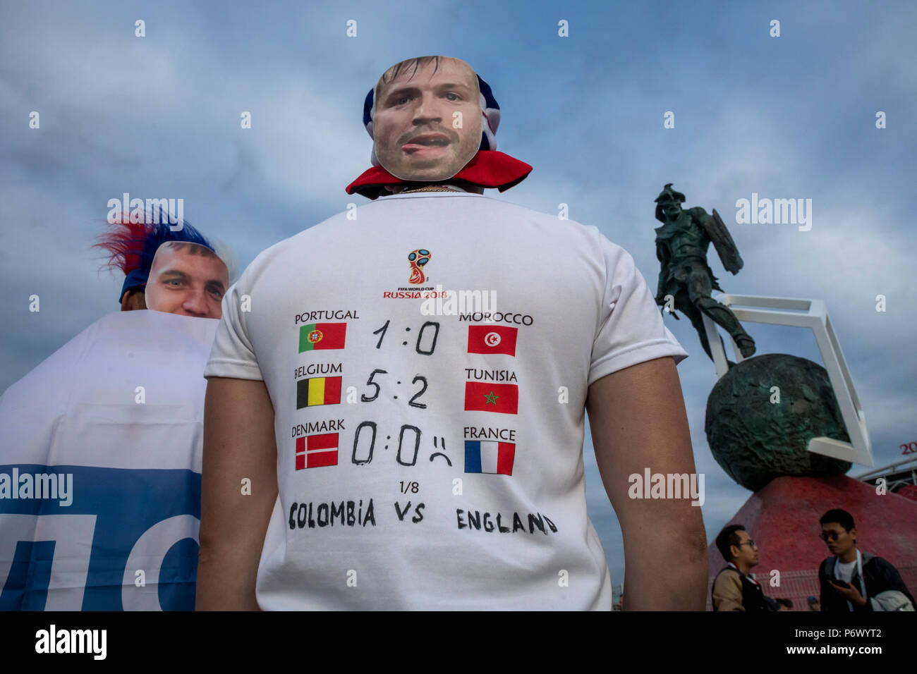 Moskau, Russland. 3. Juli 2018. Russische Fans jubeln vor Beginn der Runde von 16 Match zwischen Kolumbien und England an der Fussball-WM 2018 in der Nähe des Spartak Stadium, in Moskau Credit: Nikolay Winokurow/Alamy leben Nachrichten Stockfoto