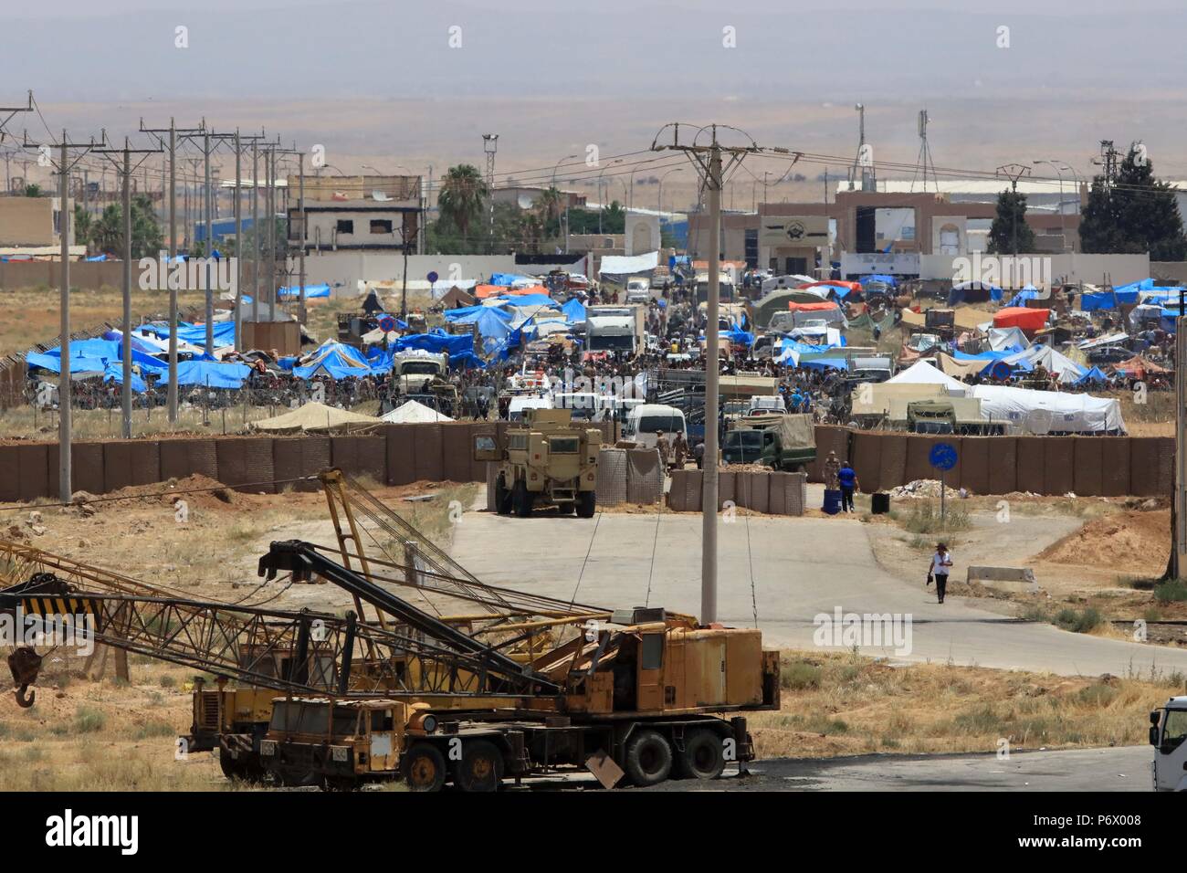 Amman. 3. Juli 2018. Foto von der jordanischen Seite durchgeführt, die am 3. Juli 2018 zeigt die Nasib Grenzübergang zwischen Jordanien und Syrien, liegt etwa 80 Kilometer nördlich von Amman, die Hauptstadt von Jordanien. Letzte Woche, Jordanien bekannt gegeben, dass seine Grenzen mit Syrien wird nicht geöffnet werden können, dass Jordanien es können sich keine neuen syrischen Flüchtlinge das Reich zu geben. Credit: Mohammad Abu Ghosh/Xinhua/Alamy leben Nachrichten Stockfoto