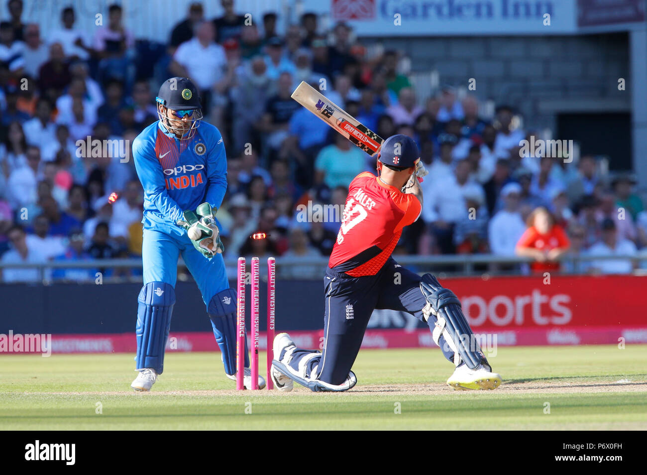 Emirate Old Trafford, Manchester, UK. 3. Juli 2018. Internationale Twenty20 Cricket, zwischen England und Indien; eine zweite wicket für Indien als Alex Hales wird durch Kuldeep Yadav für 8 Credit gerollt: Aktion plus Sport/Alamy leben Nachrichten Stockfoto