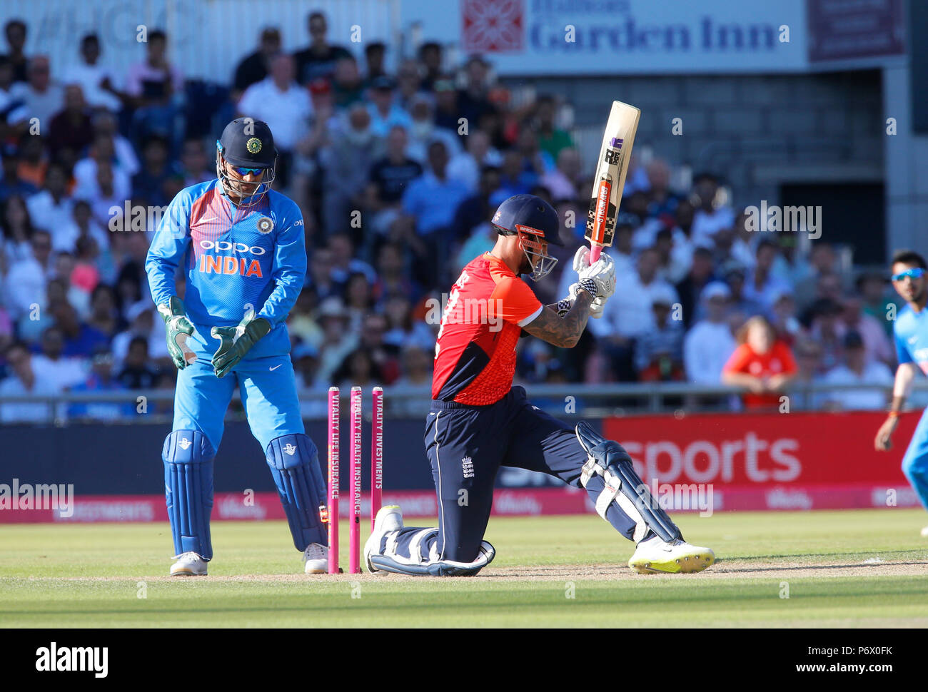 Emirate Old Trafford, Manchester, UK. 3. Juli 2018. Internationale Twenty20 Cricket, zwischen England und Indien; eine zweite wicket für Indien als Alex Hales wird durch Kuldeep Yadav für 8 Credit gerollt: Aktion plus Sport/Alamy leben Nachrichten Stockfoto