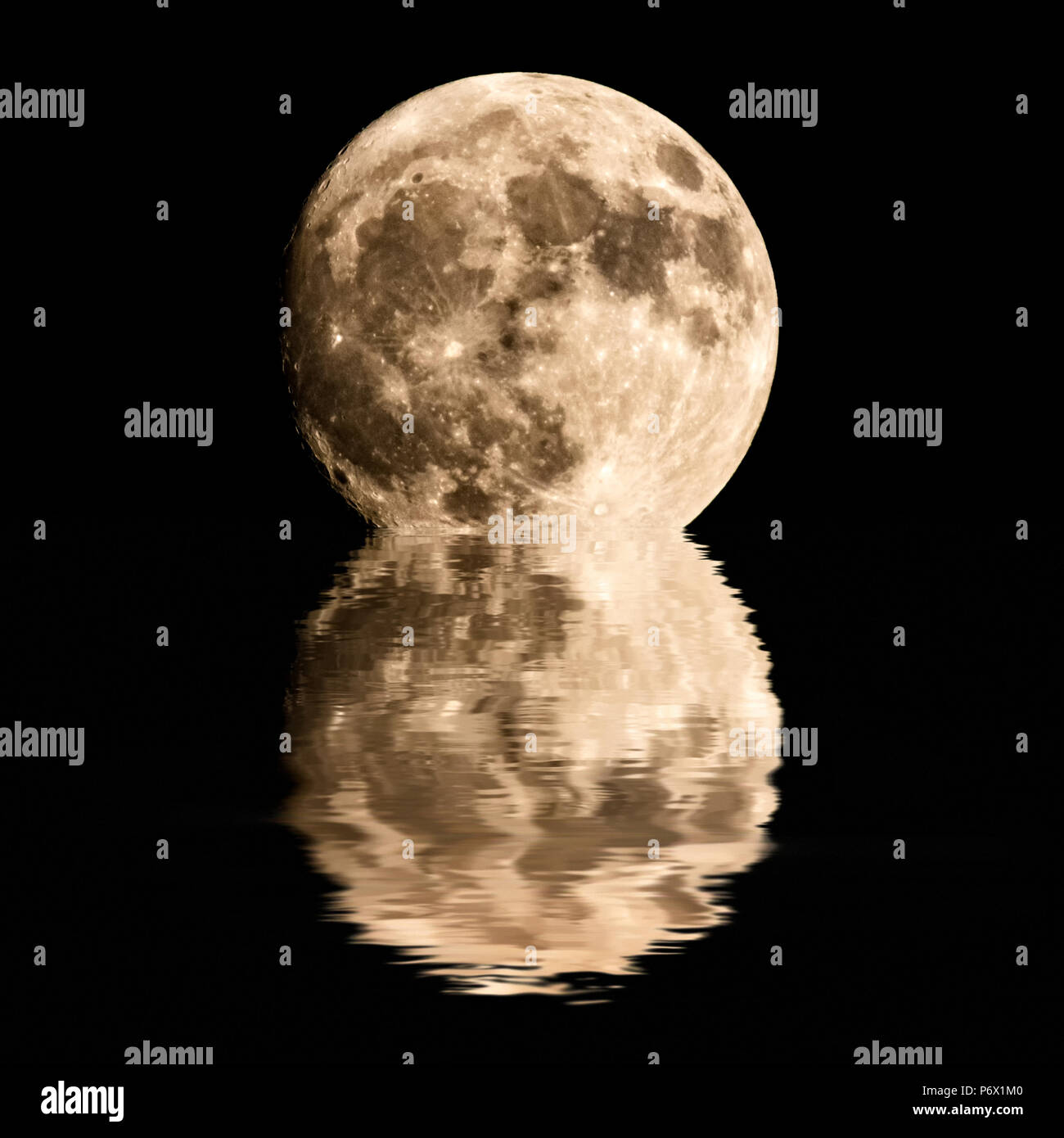 Extreme Nahaufnahme eines Mondaufgang über dem Horizont. Der Vollmond spiegelt sich in einem See. Stockfoto