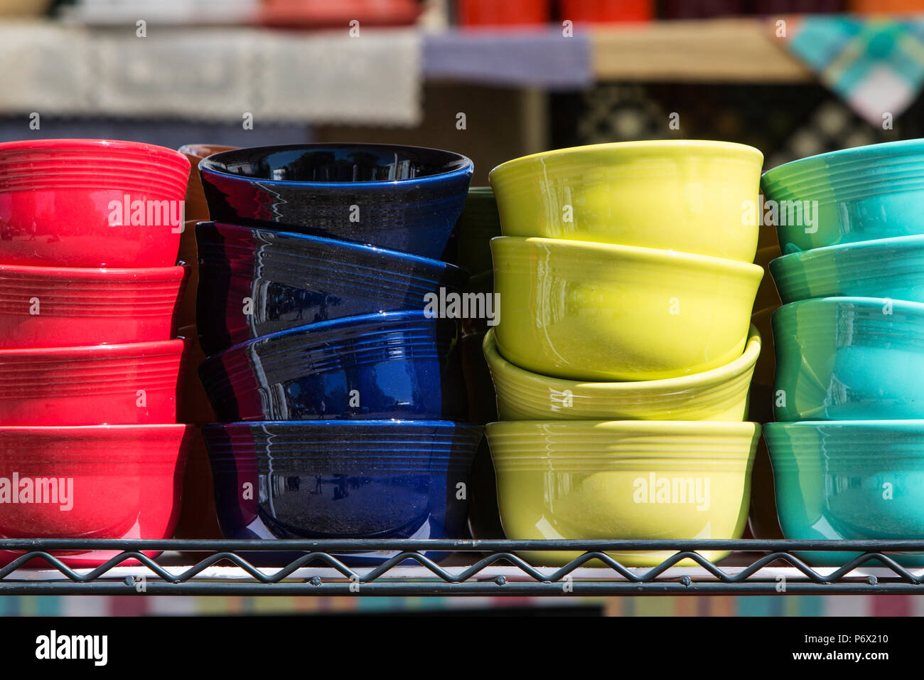 Bunte Keramik Schalen sind auf einem Regal für Verkauf an eine Antike festival gestapelt. Stockfoto