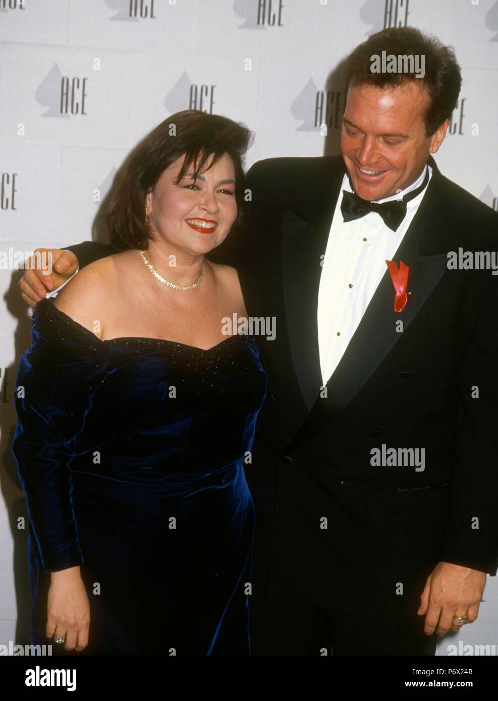 HOLLYWOOD, CA - 12. Januar: (L-R) Schauspielerin Roseanne Barr und Ehemann Schauspieler Tom Arnold die 13. jährliche nationale CableACE Award am 12. Januar 1992 an im Pantages Theater in Hollywood, Kalifornien. Foto von Barry King/Alamy Stock Foto Stockfoto