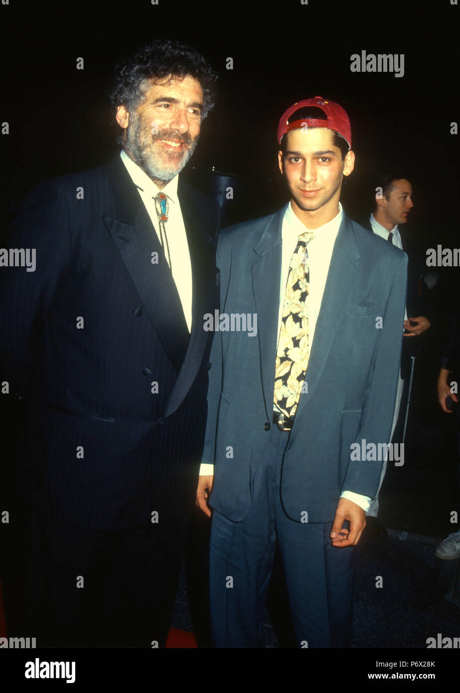 HOLLYWOOD, CA - 12. Januar: (L-R) Schauspieler Elliott Gould und Sohn Darsteller Samuel Gould die 13. jährliche nationale CableACE Award am 12. Januar 1992 an im Pantages Theater in Hollywood, Kalifornien. Foto von Barry King/Alamy Stock Foto Stockfoto