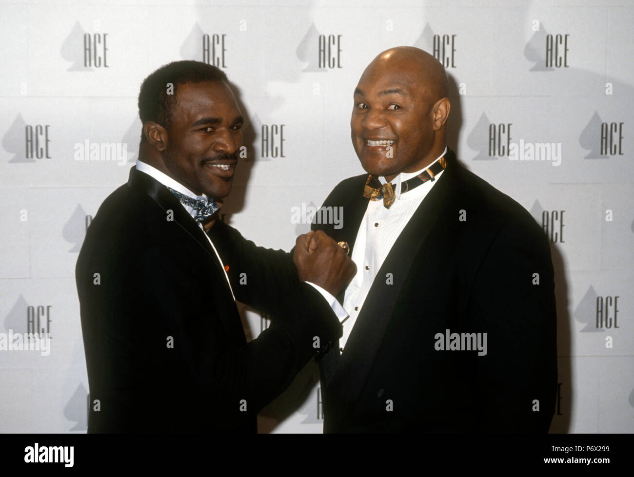 HOLLYWOOD, CA - 12. Januar: (L-R) amerikanische professionelle Boxer Evander Holyfield und George Foreman die 13. jährliche nationale CableACE Award teilnehmen am 12. Januar 1992 im Pantages Theater in Hollywood, Kalifornien. Foto von Barry King/Alamy Stock Foto Stockfoto