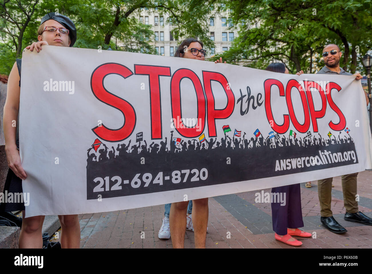 New York, Vereinigte Staaten. 02 Juli, 2018. Nach zwei Jahren auf der Suche nach Gerechtigkeit, Delrawn Smalls' Familie und Gemeinschaft Anhänger versammelten sich vor dem NYPD Hauptquartier an einer Polizei Plaza am 2. Juli 2018, sein Gedächtnis und Nachfrage Bürgermeister Bill De Blasio und Kommissar James S. O'Neill zu Ehren NYPD officer Wayne Isaacs sofort Feuer. Am 4. Juli 2016, Isaacs (off-duty zu der Zeit), erschossen Delrawn Klein, die unbewaffnet war, an der Ecke der Atlantic Ave. und Bradford St. im East NEW YORK Credit: Erik McGregor/Pacific Press/Alamy leben Nachrichten Stockfoto