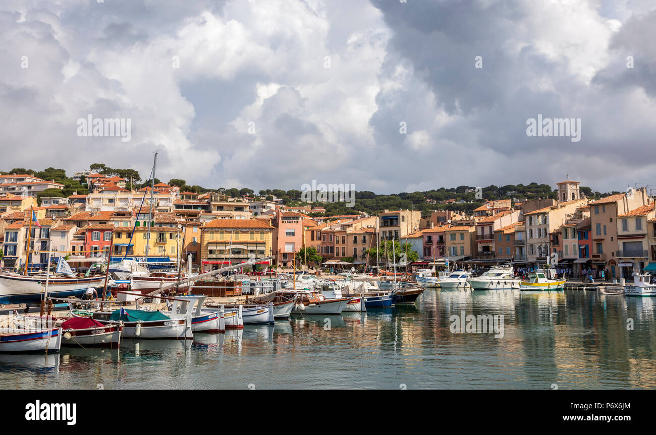 Dramatische Wolken über dem Hafen von Cassis, Frankreich Stockfoto