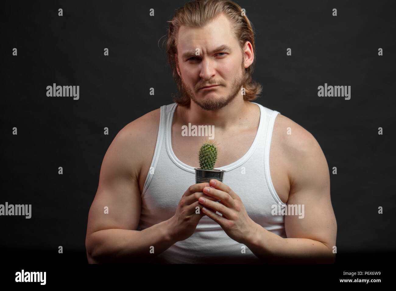 Nahaufnahme Portrait von Gut gebauter Athlet mit Cactus Stockfoto