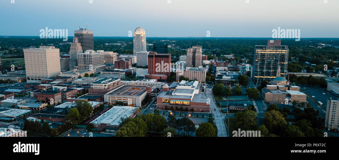 North Carolina Winston-Salem Downtown Skyline der Stadt leuchtet in der Dämmerung Stockfoto