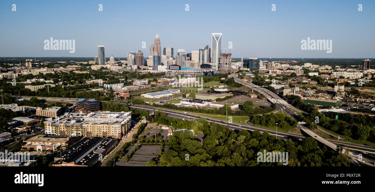 Panoramablick auf die wachsende Stadtbild, Straßen und Gebäude von Charlotte NC Stockfoto