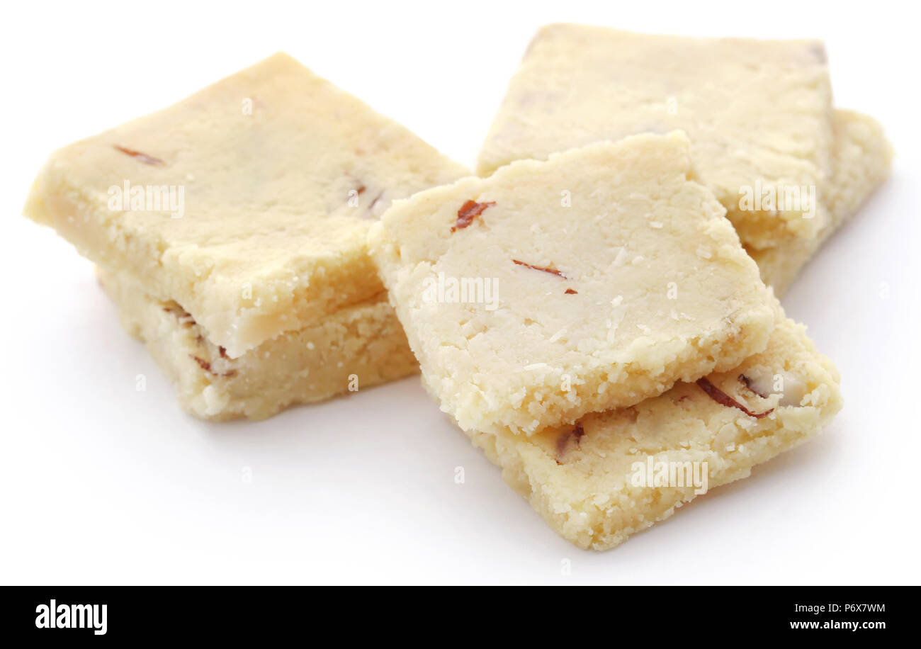 Lecker Mandel barfi auf weißem Hintergrund Stockfoto