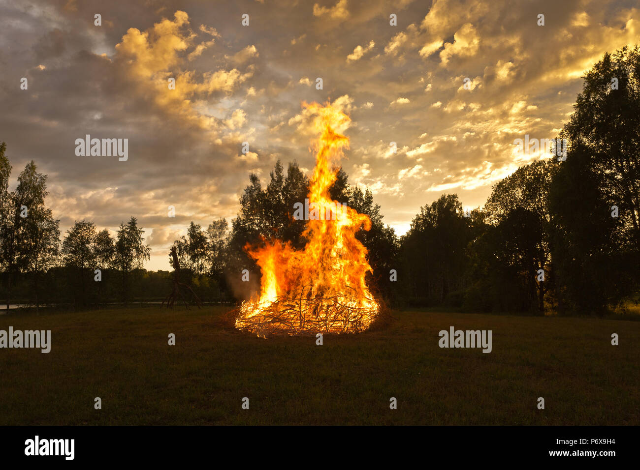 Mittsommer Feuer, Mittsommer Tradition in Lettland Stockfoto