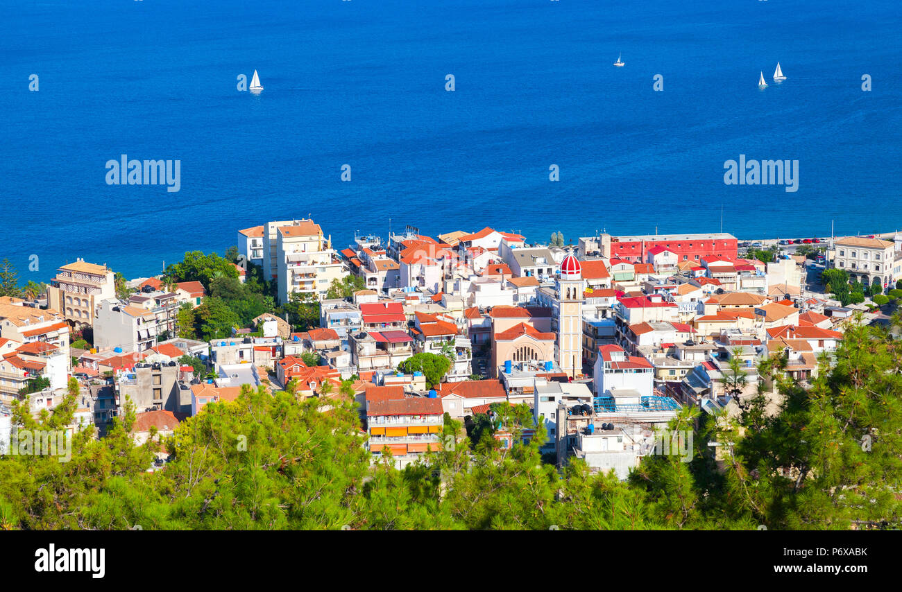 Sommer Landschaft an der Küste von Zakynthos, der griechischen Insel im Ionischen Meer. Segelyacht geht in der Nähe der Küste Stockfoto