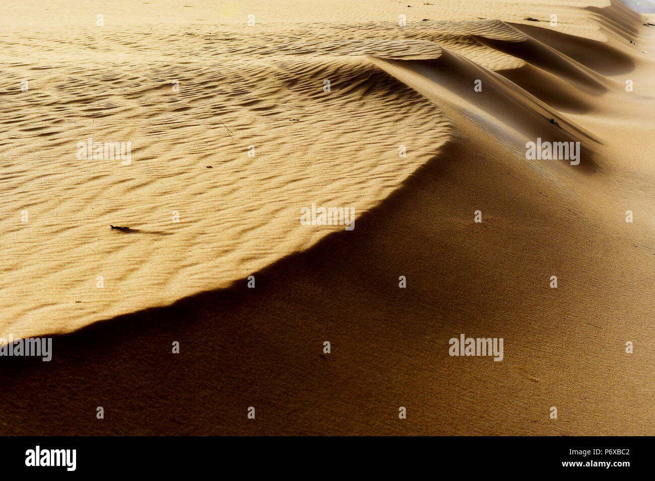 Sanddünen in der Wüste von Saudi-Arabien. Keine Männer, kein Leben nur Sand immer und nur Sand und Himmel im Hintergrund Stockfoto