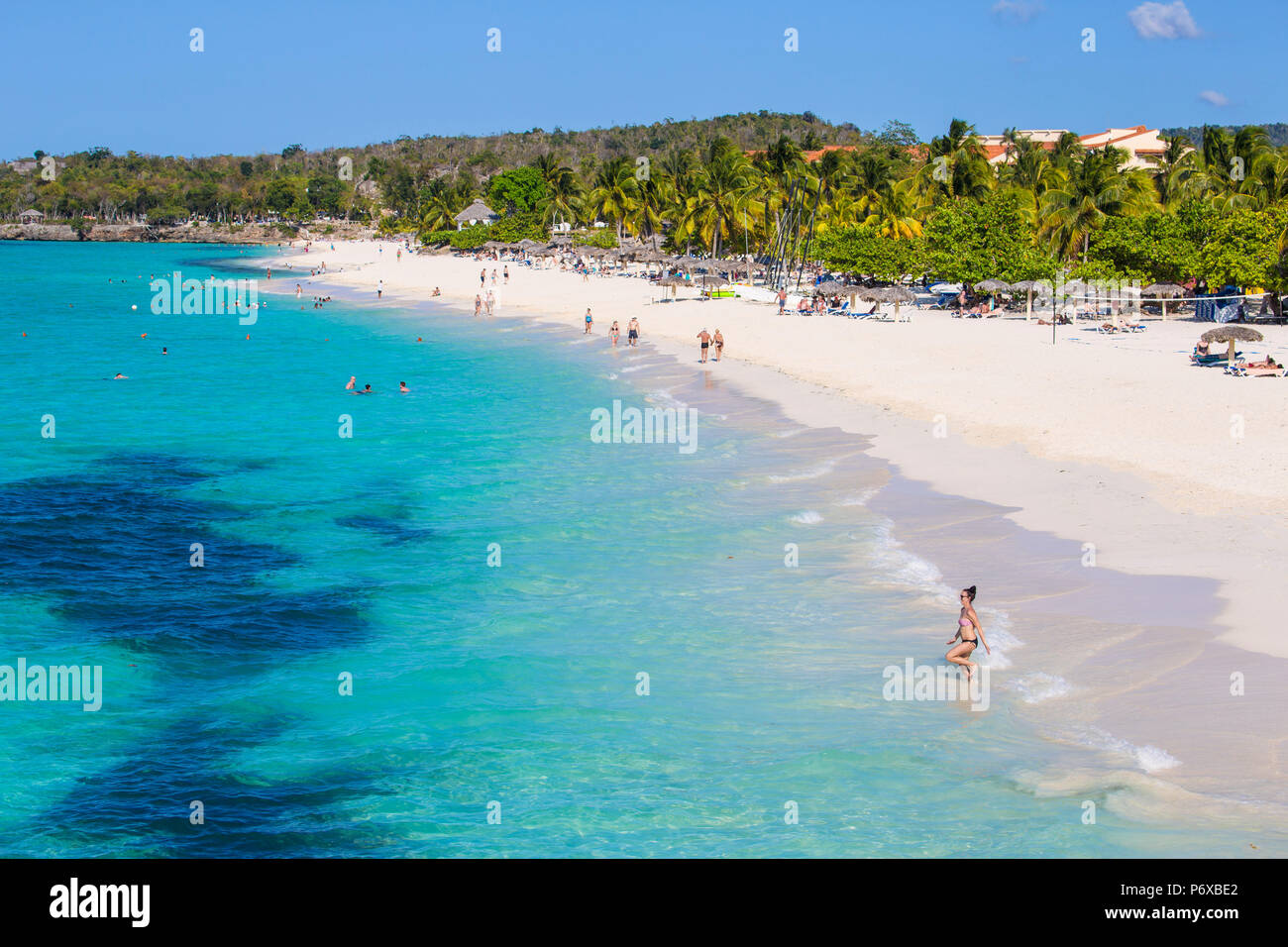 Kuba, Holguin Provinz, Blick auf Playa Esmeralda und Hotel Sol Río de Luna y Mares Stockfoto