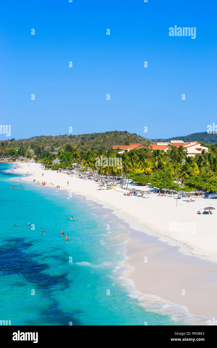 Kuba, Holguin Provinz, Blick auf Playa Esmeralda und Hotel Sol Río de Luna y Mares Stockfoto