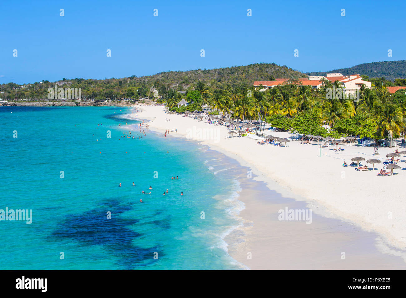 Kuba, Holguin Provinz, Blick auf Playa Esmeralda und Hotel Sol Río de Luna y Mares Stockfoto