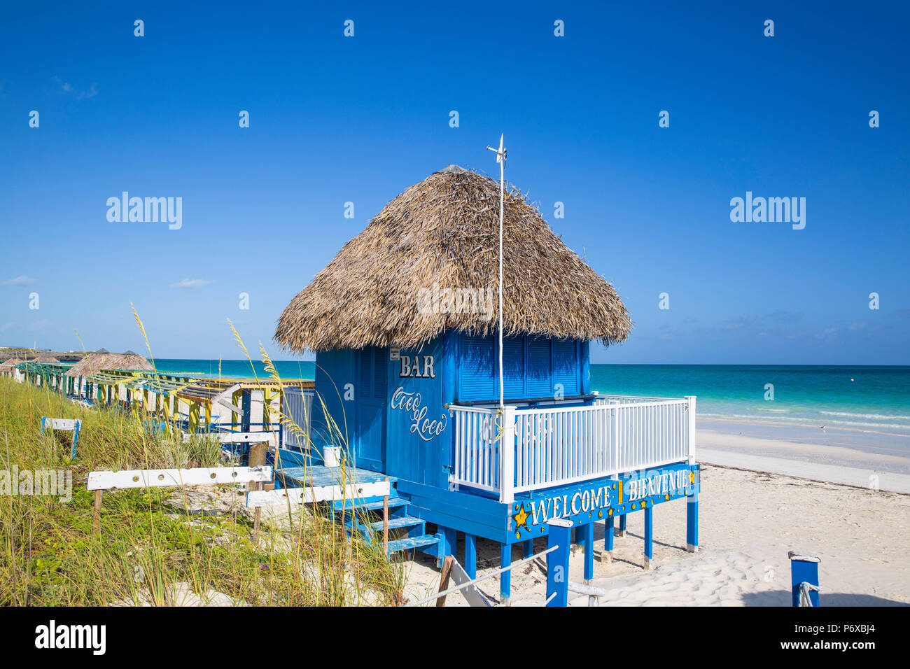 Kuba, Jardines del Rey, Cayo Guillermo, Playa Pilar, strohgedeckten Beach Bar Coco Loco Stockfoto
