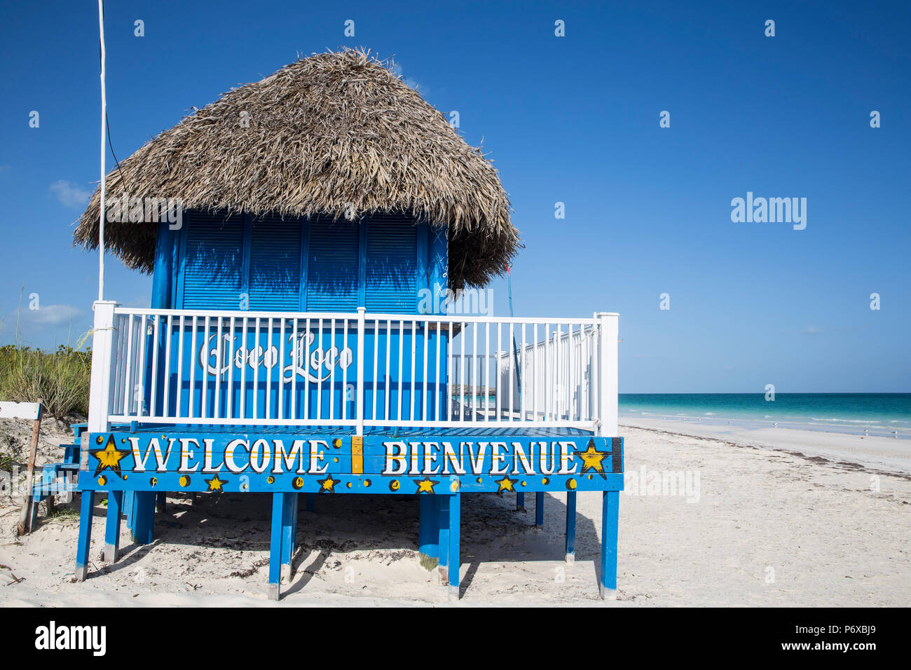 Kuba, Jardines del Rey, Cayo Guillermo, Playa Pilar, strohgedeckten Beach Bar Coco Loco Stockfoto
