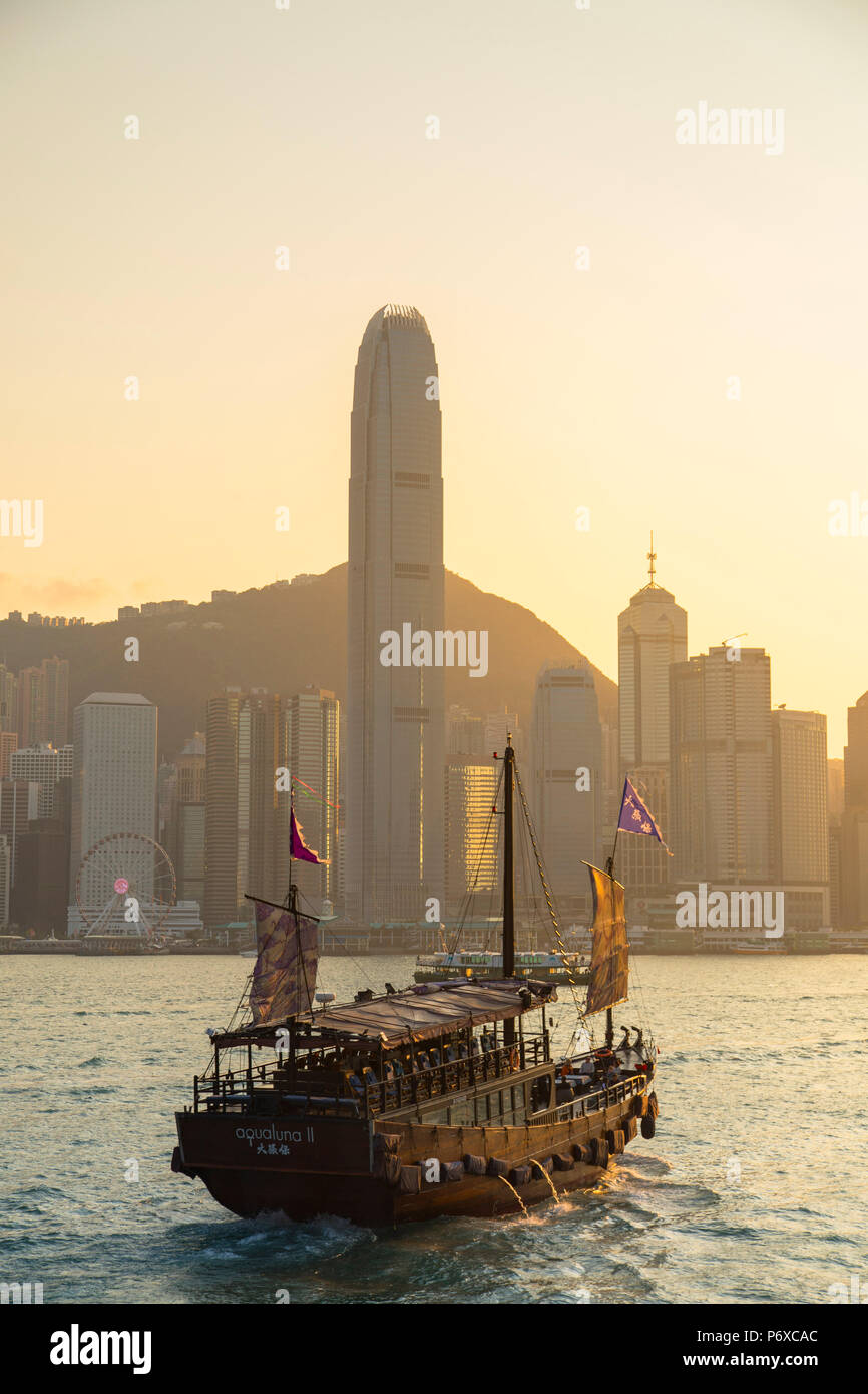 Junk-Boot in Victoria Harbour und Hong Kong Island, Hong Kong Stockfoto