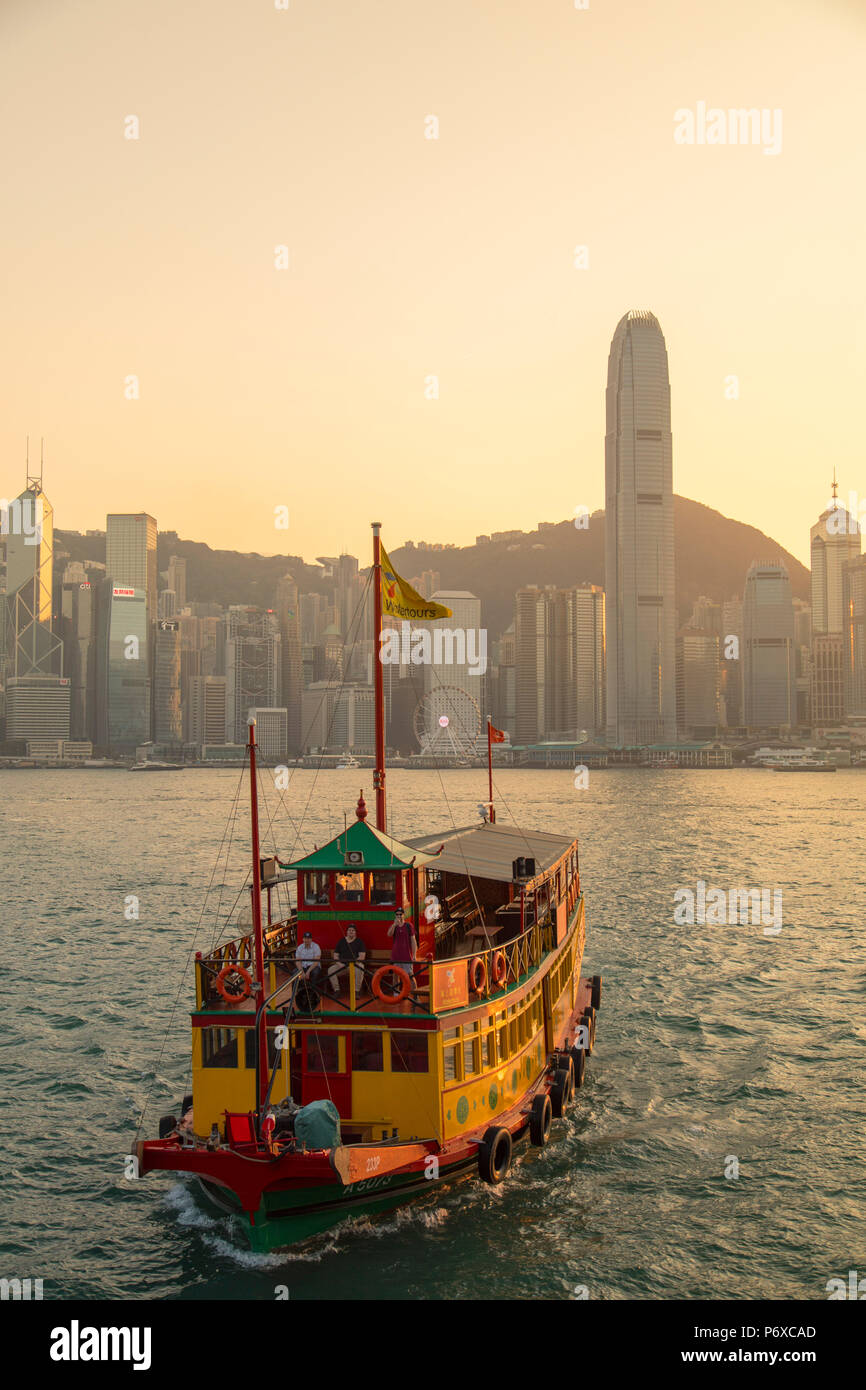 Tour Boot im Victoria Hafen bei Sonnenuntergang, Hong Kong Island, Hong Kong Stockfoto