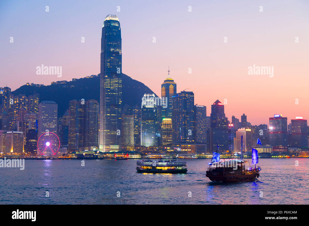 Junk-Boot im Victoria Hafen bei Dämmerung, Hong Kong Island, Hong Kong Stockfoto