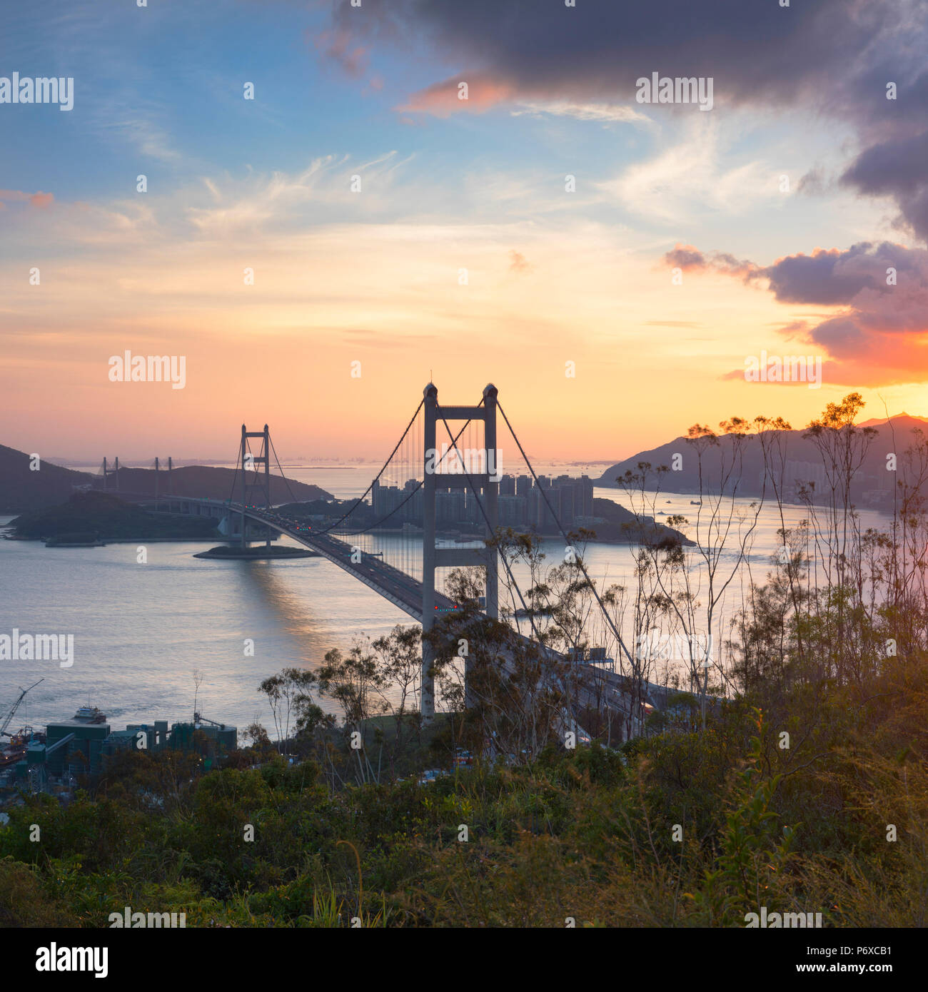 Tsing Ma Brücke bei Sonnenuntergang, Tsing Yi, Hongkong, China Stockfoto