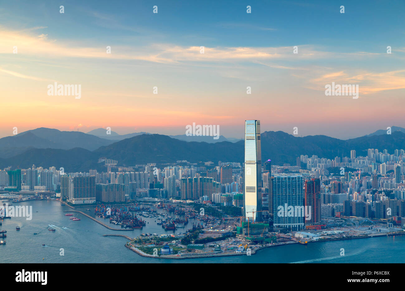 International Commerce Centre (ICC) von Kowloon und Victoria Peak bei Sonnenuntergang, Hong Kong Island, Hong Kong Stockfoto