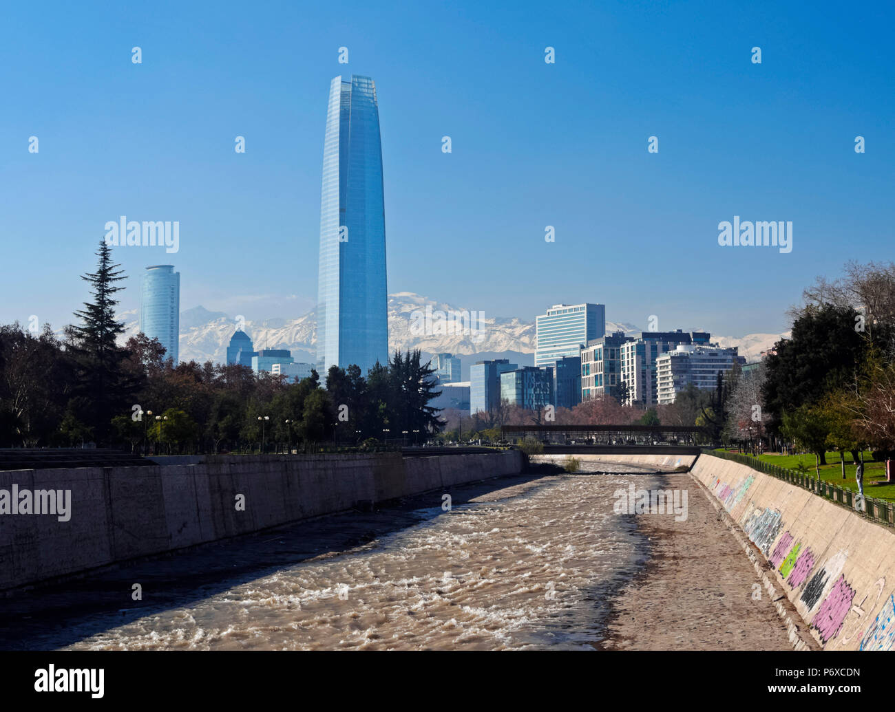 Chile, Santiago, Blick über Mapocho Fluss in Richtung die hohe Gebäude mit Costanera Center Tower, dem höchsten Gebäude in Südamerika. Schneebedeckten Anden im Hintergrund. Stockfoto Chile, Santiago, Blick über Mapocho Fluss in Richtung die hohe Gebäude mit Costanera Center Tower, dem höchsten Gebäude in Südamerika. Schneebedeckten Anden im Hintergrund. Stockfoto