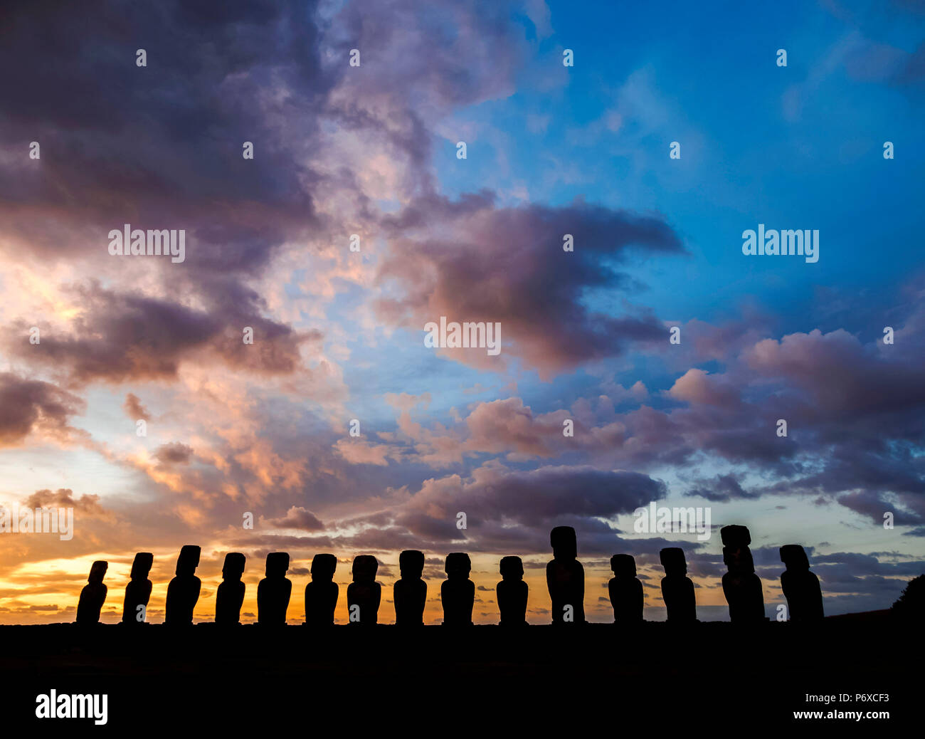 Moais in der Ahu Tongariki bei Sonnenaufgang, Rapa Nui National Park, Easter Island, Chile Stockfoto