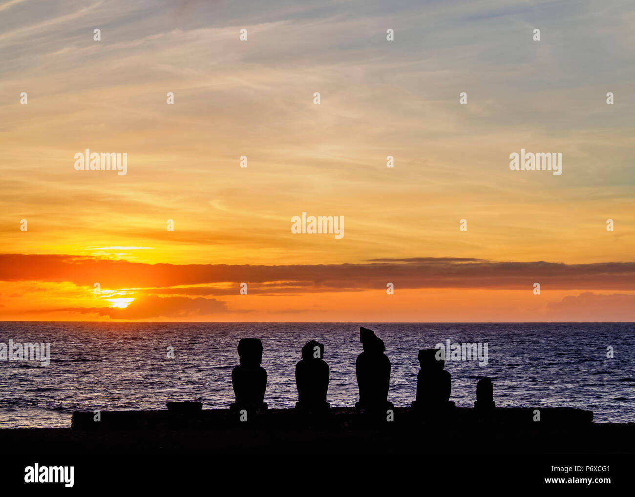 Moais in Ahu Vai Uri bei Sonnenuntergang, Tahai archäologischen Komplex, Nationalpark Rapa Nui, Osterinsel, Chile Stockfoto