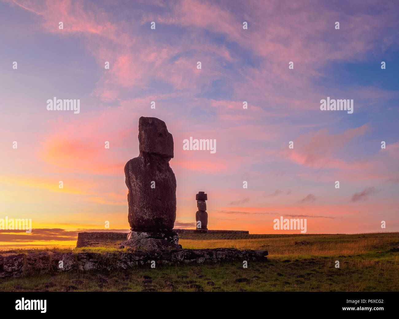 Moais in Tahai Archäologische bei Sonnenuntergang Komplex, Rapa Nui National Park, Easter Island, Chile Stockfoto