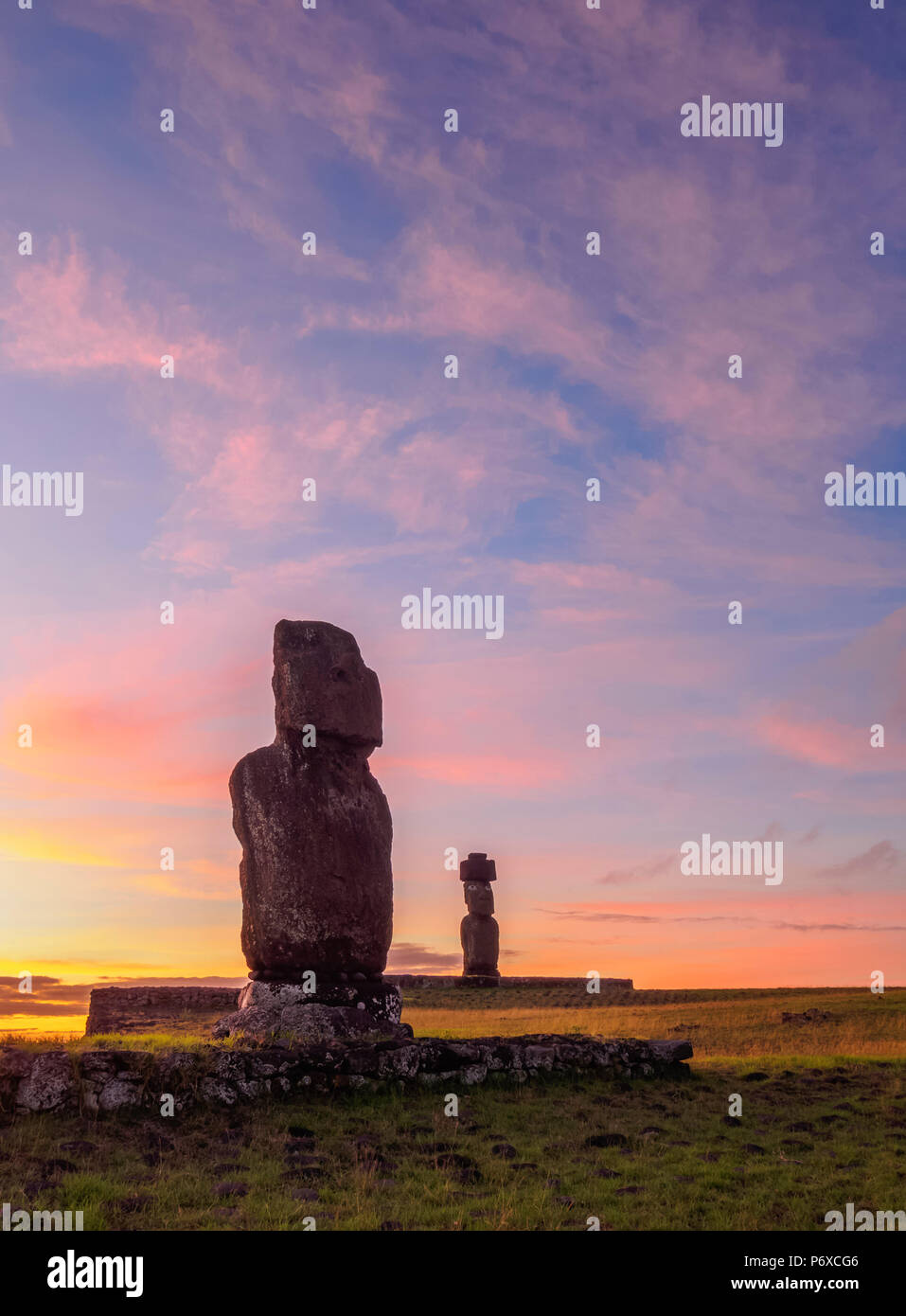 Moais in Tahai Archäologische bei Sonnenuntergang Komplex, Rapa Nui National Park, Easter Island, Chile Stockfoto