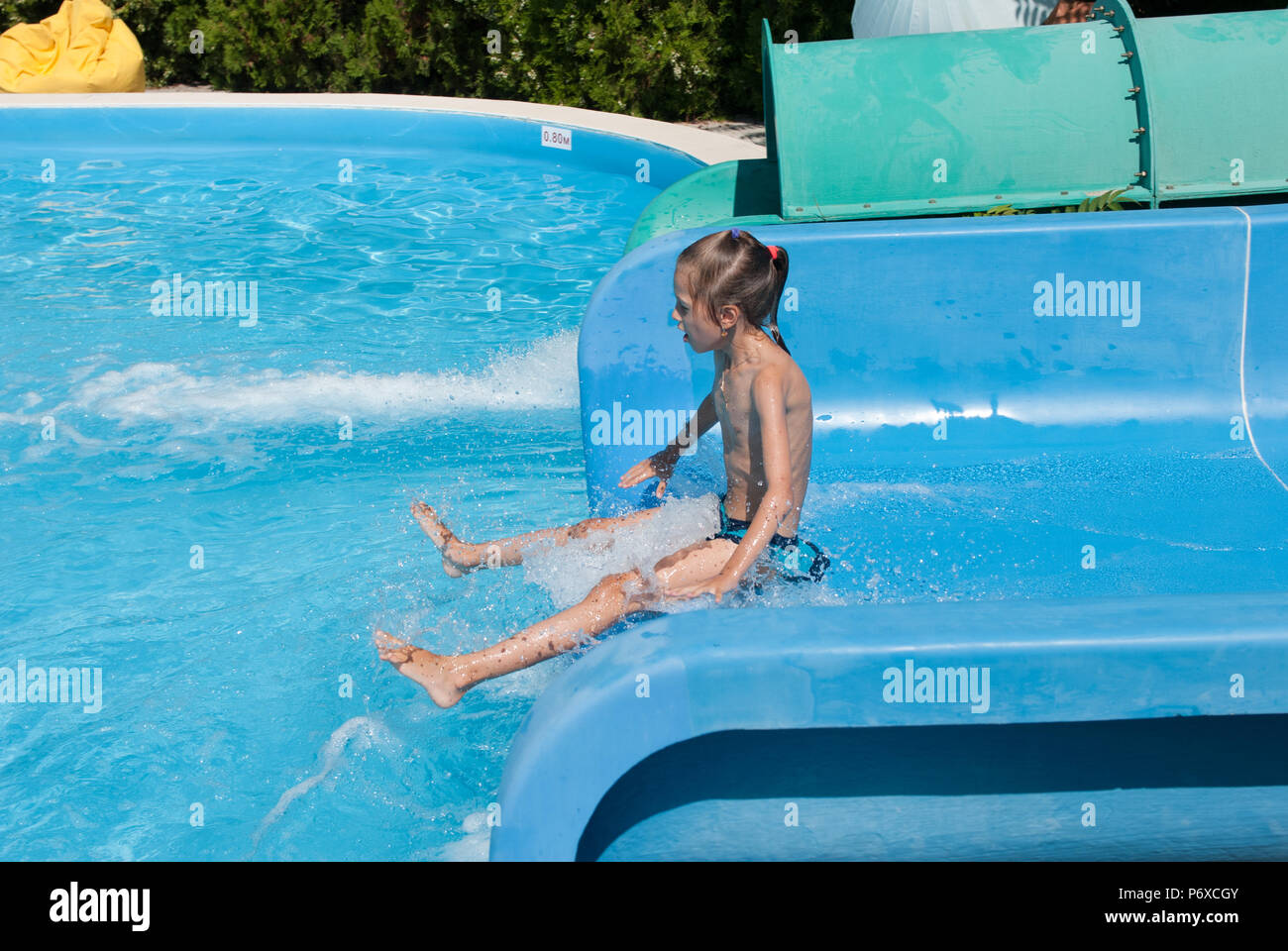 Lustige Kleine Dunne Madchen Auf Wasserrutsche Im Vergnugungspark Im Sommer Sonniger Urlaub Stockfotografie Alamy