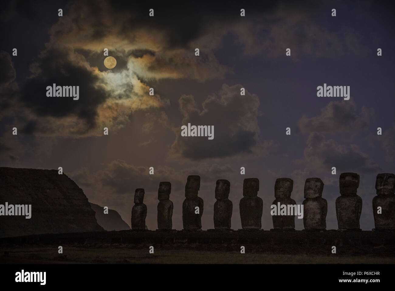 Südamerika, Chile, Osterinsel - Isla de Pascua, Moai Stein menschliche Figuren unter einem nachthimmel bei Mondaufgang Stockfoto Südamerika, Chile, Osterinsel - Isla de Pascua, Moai Stein menschliche Figuren unter einem nachthimmel bei Mondaufgang Stockfoto