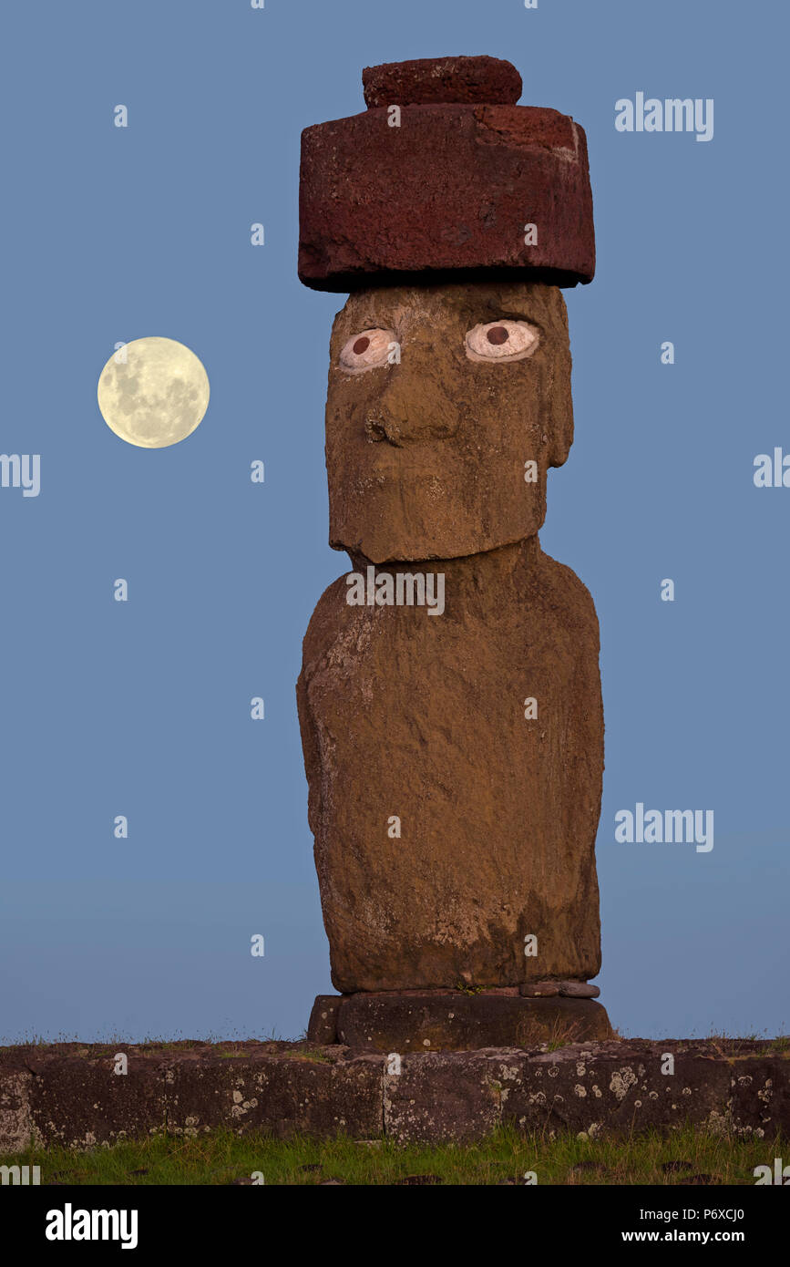 Südamerika, Chile, Osterinsel - Isla de Pascua, Moai Stein menschliche Figur unter einem nachthimmel bei Mondaufgang Stockfoto Südamerika, Chile, Osterinsel - Isla de Pascua, Moai Stein menschliche Figur unter einem nachthimmel bei Mondaufgang Stockfoto