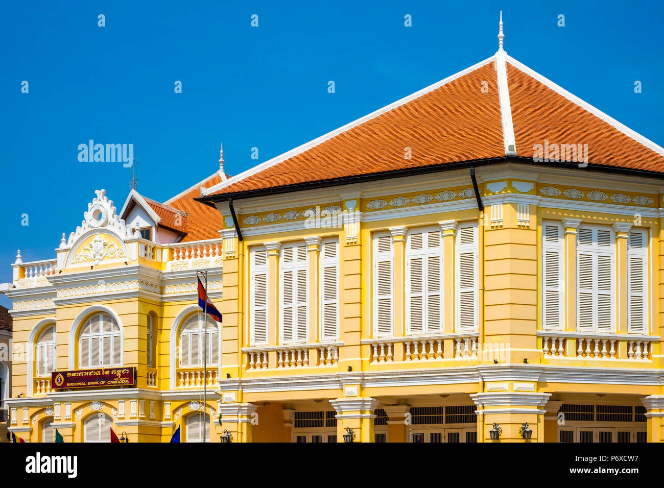 Koloniale Gebäude entlang des Flussufers in Battambang, Kambodscha Stockfoto