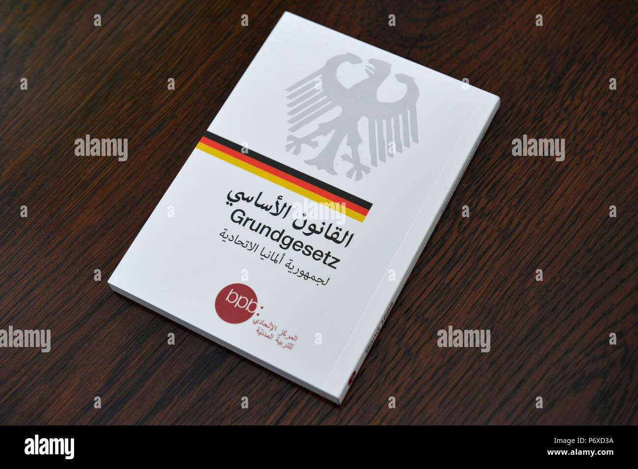 Grundgesetz für die Bundesrepublik Deutschland, Arabische Sprache Stockfoto