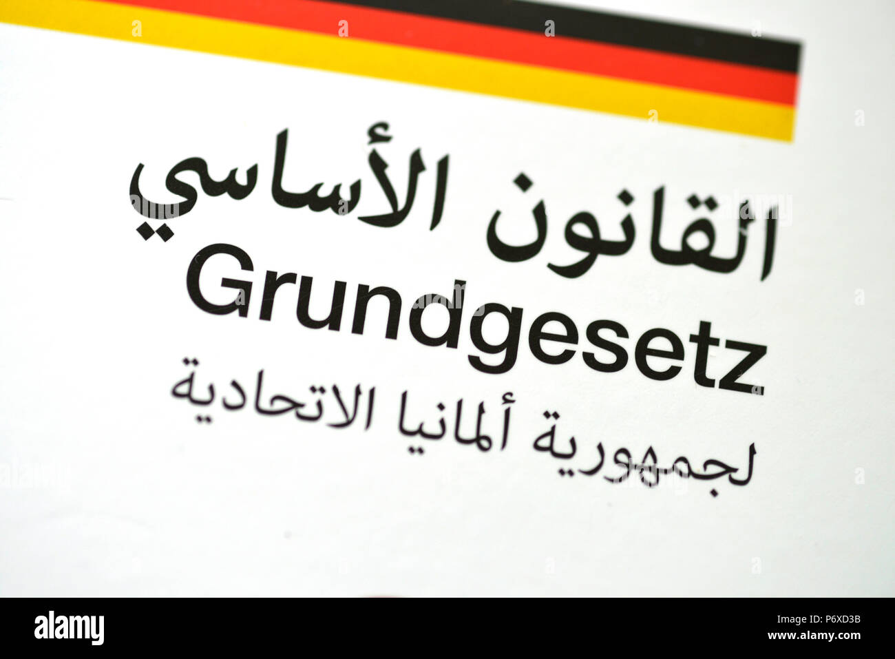 Grundgesetz für die Bundesrepublik Deutschland, Arabische Sprache Stockfoto