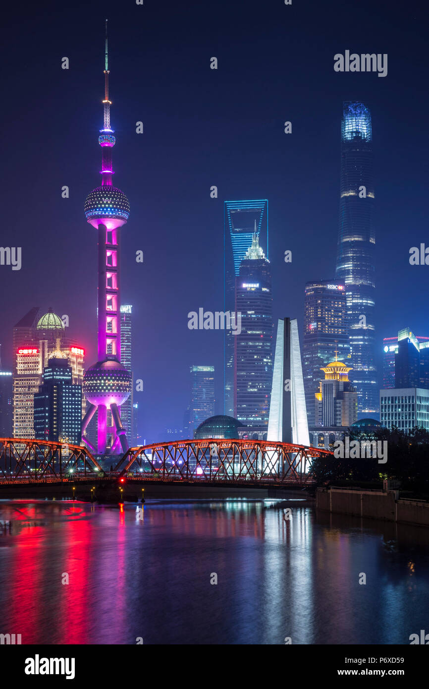 Skyline von Pudong über den Suzhou Creek und Waibaidu Brücke, Shanghai, China Stockfoto