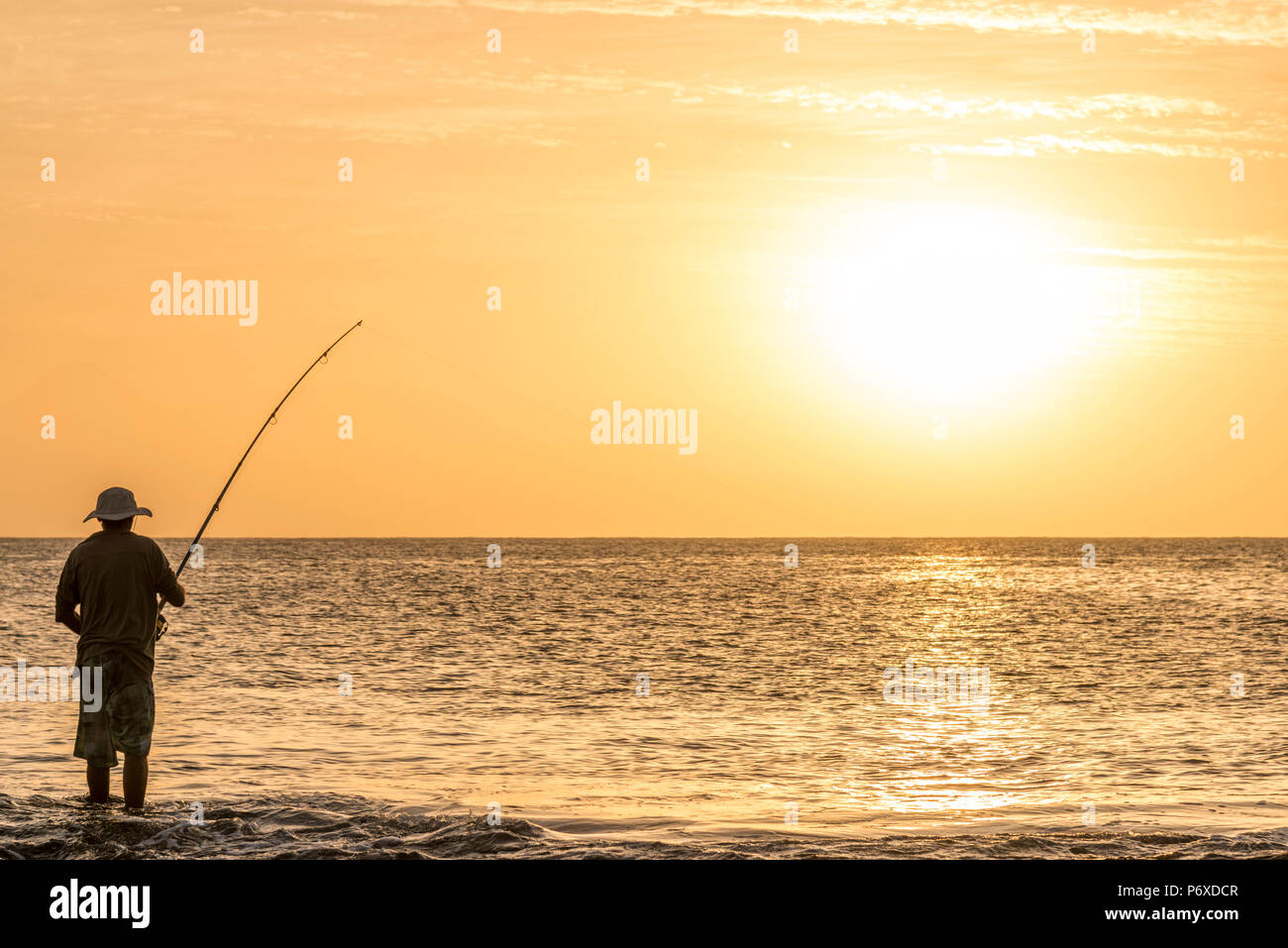Afrika, Kap Verde, Santiago. Ein Fischer bei Sonnenuntergang in Tarrafal Stockfoto