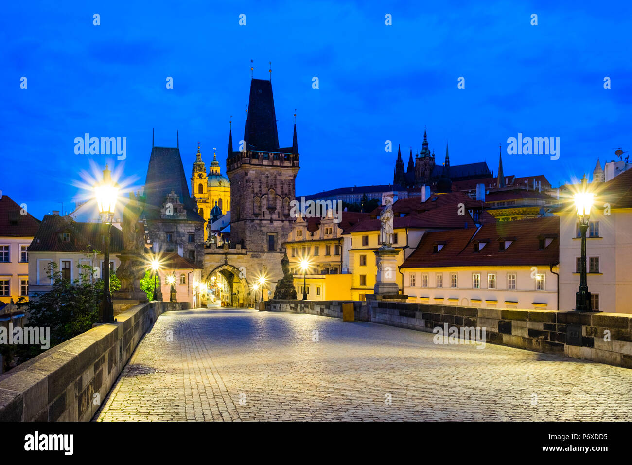 Tschechische Republik, Prag. Blick auf die Karlsbrücke, Altstädter Brückenturm und Gebäude in Mala Strana im Morgengrauen. Stockfoto