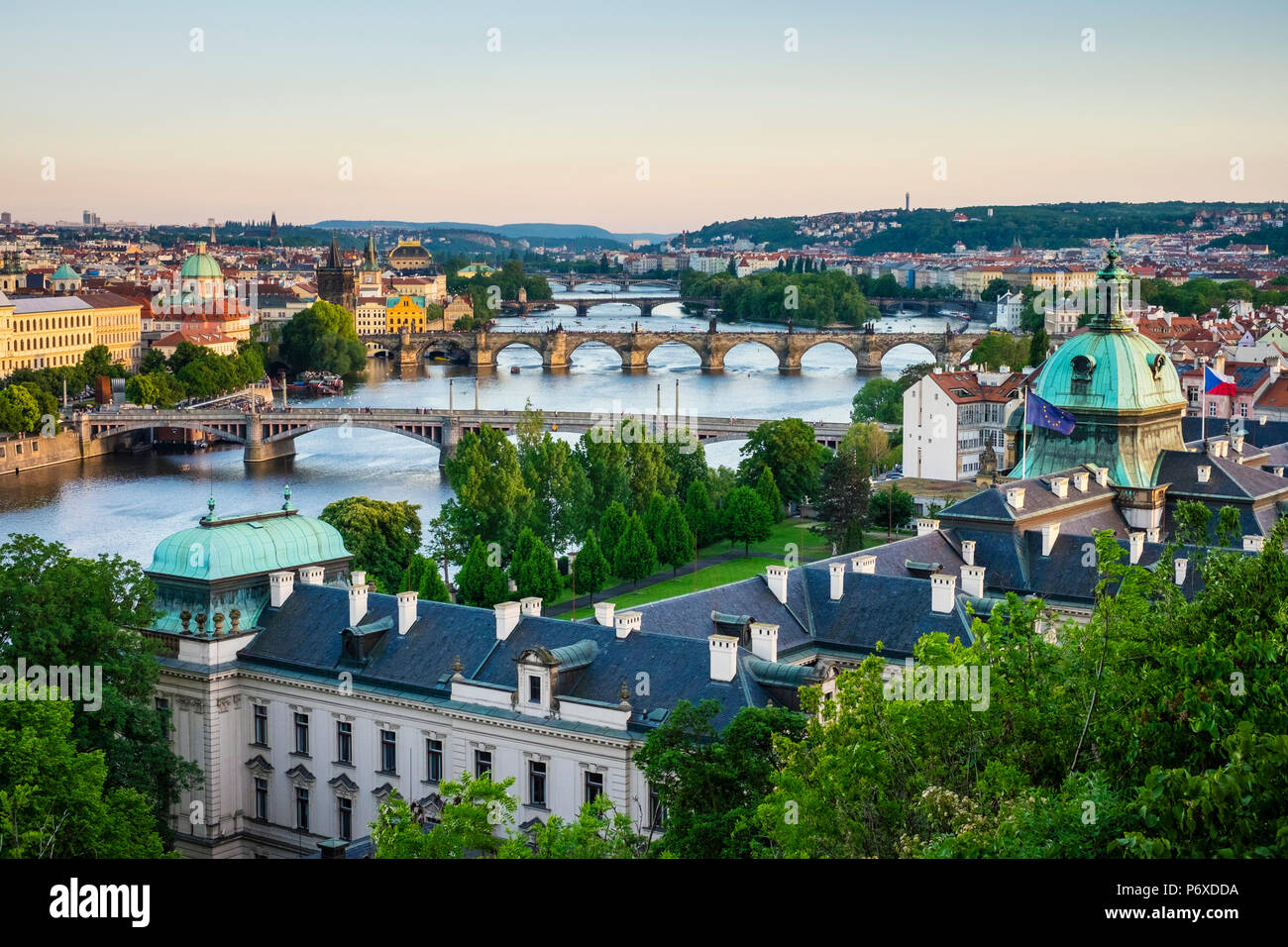 Tschechische Republik, Prag. Blick auf Prag an der Moldau von Letna Park, auf Letna Hill. Stockfoto